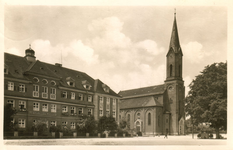 Ansicht des Kirchenplatzes mit Knabeninstitut Mariental und Kirche