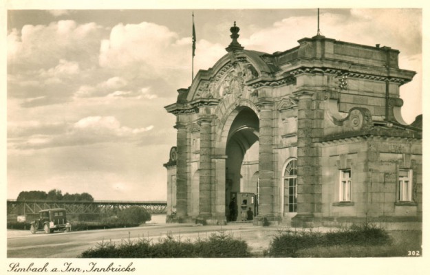 Seitliche Aufnahme des Brückenportals mit der Eisenbahnbrücke, um 1940