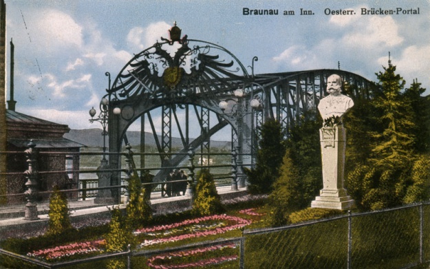 Der Braunauer Brückenkopf mit Kaiserdenkmal, um 1918