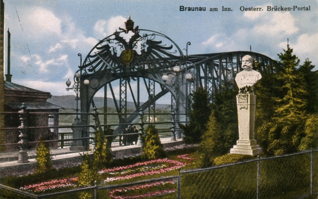 Der Braunauer Brückenkopf mit Kaiserdenkmal, um 1918