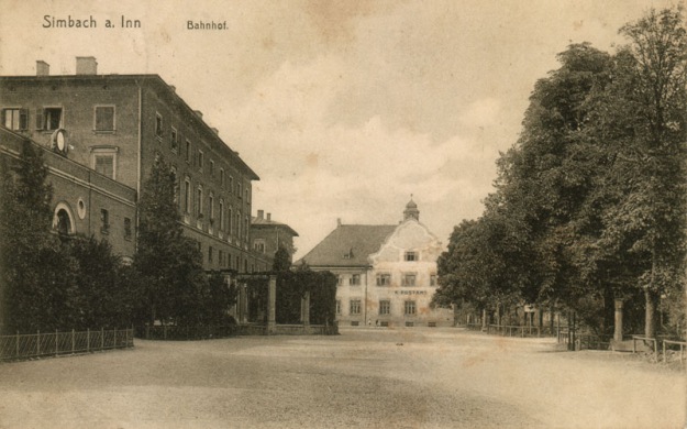 Ansicht des Bahnhofsplatzes mit Bahnhof und Postamt