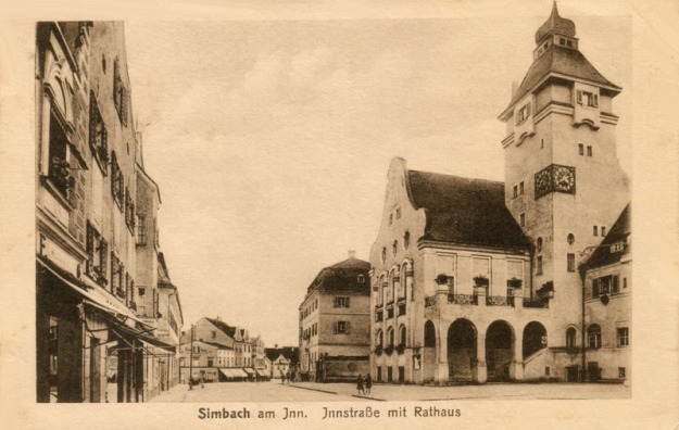 Die Innstraße beim Rathaus und der Stadtapotheke, um 1920