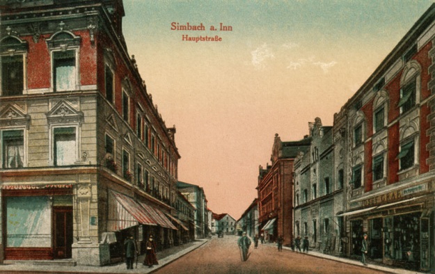 Innstraße zwischen Gemeindehaus und Stachus, mit dem Kaufhaus Mühldorfer und der Eisenwarenhandlung Josef Graf