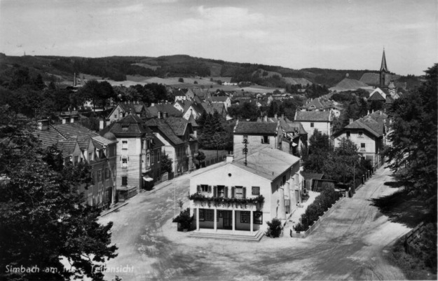 Blick vom Bahnhof in die Maximilian- und Anton-Gober-Straße, um 1935