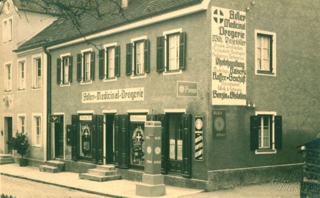 Die Drogerie Pinzennöller in der Kirchenstraße, um 1930