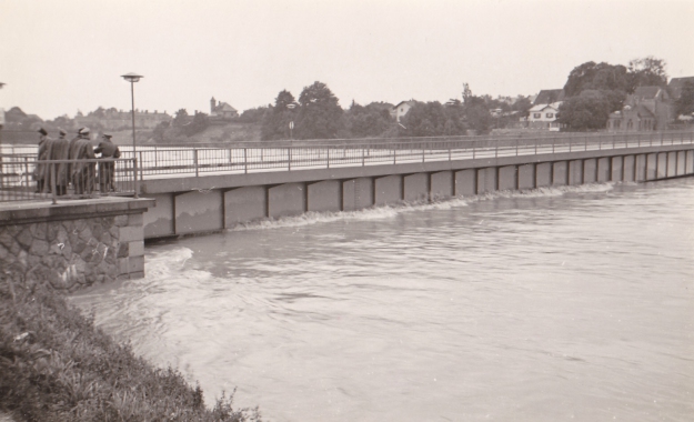 Innbrücke beim Inn-Hochwasser 1954 (Familienarchiv Lehner)