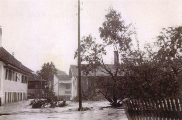 Simbach-Hochwasser 1938 im Kreuzberger Weg, mit Blickrichtung Bachstraße (Archiv Huber)