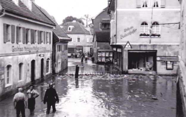 Kaufhaus Wilhelm Bukenhofer und Gasthaus Matthias Wimmer in der Innstraße beim Hochwasser 1954