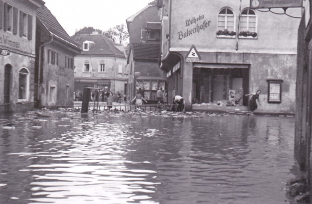 Die Innstraße mit dem Kaufhaus Wilhelm Bukenhofer beim Hochwasser 1954