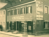 Die Drogerie Pinzennöller in der Kirchenstraße, um 1930