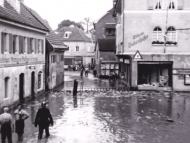 Kaufhaus Wilhelm Bukenhofer und Gasthaus Matthias Wimmer in der Innstraße beim Hochwasser 1954