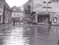 Die Innstraße mit dem Kaufhaus Wilhelm Bukenhofer beim Hochwasser 1954