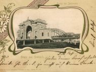 Künstlerisch gestaltete Ansichtskarte mit dem Simbacher Brückenportal, kurz nach 1900
