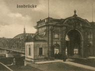 Seitliche Ansicht des Simbacher Brückenportals mit Brunnen unterhalb der Brücke, um 1913