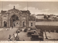 Ansichtskarte mit Grenzverkehr vor dem Simbacher Brückenportal, um 1933