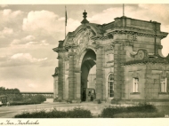 Seitliche Aufnahme des Brückenportals mit der Eisenbahnbrücke, um 1940