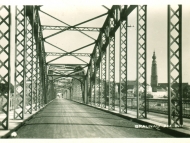 Die Fahrbahn der Innbrücke mit Bögen in Richtung Braunau, im Jahr 1935