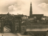 Simbacher Brückenportal mit Teil der Braunauer Altstadt und Kirche im Hintergrund