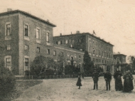 Das Bahnhofsgebäude aus östlicher Richtung gesehen, um 1905