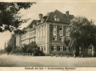 Das Haus Mariental mit Kriegerdenkmal im Vordergrund und Braunauer Kirche im Hintergrund, um 1935