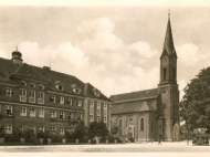 Ansicht des Kirchenplatzes mit Knabeninstitut Mariental und Kirche