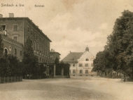 Ansicht des Bahnhofsplatzes mit Bahnhof und Postamt