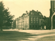 Das Haus Mariental von der Maximilianstraße aus gesehen mit Wittelsbacher Eiche und Kriegerdenkmal