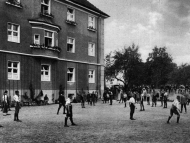 Schüler der Knabenschule Mariental beim Spiel im Garten beim südlichen Flügel des Gebäudes (Archiv Geiring)