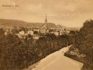 Ansichtskarte mit Blick vom Bahnhof aus über Simbach, um 1905