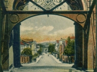 Ansicht der Rückseite des Simbacher Brückenportals mit Innstraße, um 1910