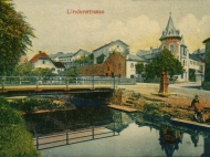 Ansicht der Kreuzung Passauer Straße, Bachstraße und Lindenstraße am Simbach mit Sedansbrunnen, um 1905