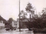 Simbach-Hochwasser 1938 im Kreuzberger Weg, mit Blickrichtung Bachstraße (Archiv Huber)